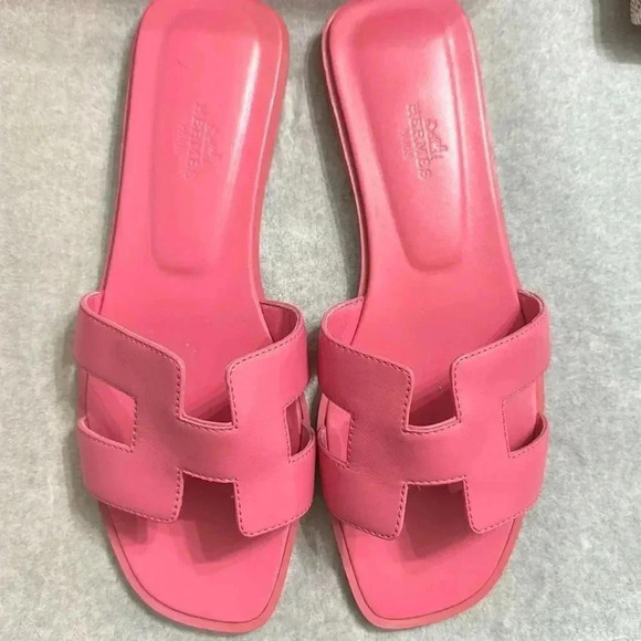 HERMES Oran sandal 
Rose De Venise
Gently used 
Wore 1 time on a vacation - Picture 8 of 12